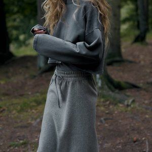 NWT ZARA STRAIGHT FELT TEXTURE SKIRT MID-GRAY